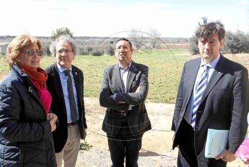 Rigau visita els terrenys on es farà la nova escola d'Albesa