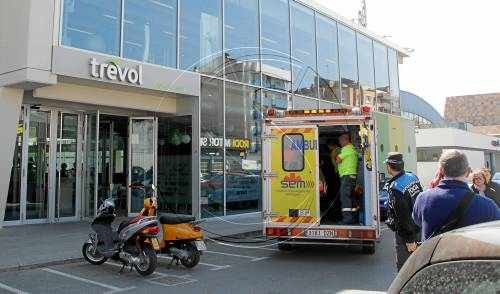 Molt greu després de patir una parada cardíaca a la piscina d'un gimnàs