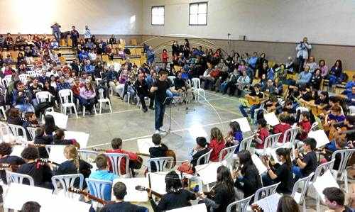 Els alumnes de guitarra mostren les seues habilitats en un concert a Puigverd