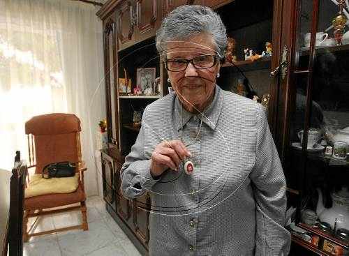 Els usuaris del servei de teleassistència es disparen un 64% en dos anys i arriben a 4.500