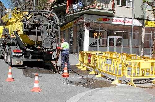 El carrer Riu Llobregat, tallat cinc dies per un enfonsament de calçada