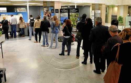 Cues a les sucursals bancàries per identificar els comptes amb el DNI