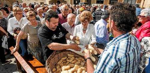 Anglesola reparteix 14.000 panets de la Caritat, una tradició del segle XIII