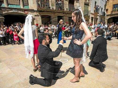 Torà escenifica la tradicional dansa popular del Roser, documentada ja des del segle XVII