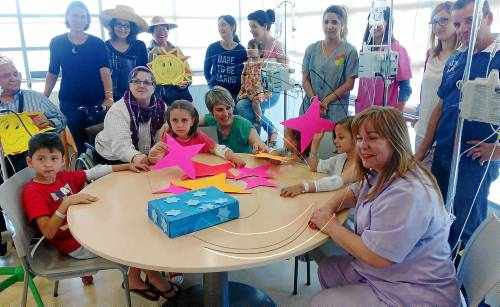 Discapacitats d'Aspid expliquen contes a nens malalts a l'Arnau