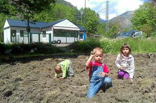 La guarderia de la Vall de Boí habilita un hort per implicar les famílies