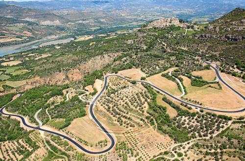 La carretera de Llimiana, amb nou revolts menys i renovada
