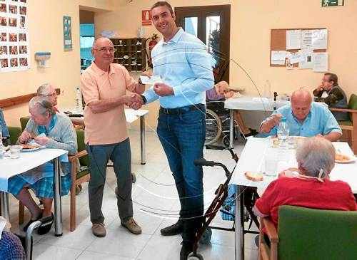 Veïns d'Agramunt donen 1.600 euros a la residència