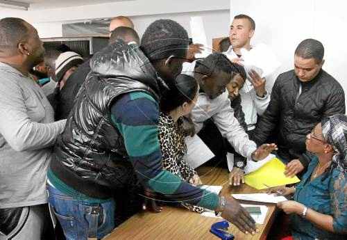 Uns 600 immigrants de la ciutat sol·liciten 'papers'