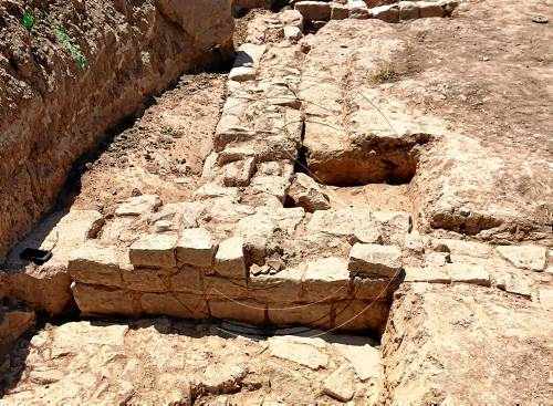 Localitzen un carrer principal de la ciutat romana de Guissona