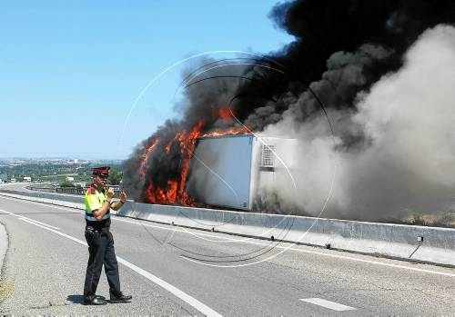 Un tràiler en flames talla 8 hores l'A-2