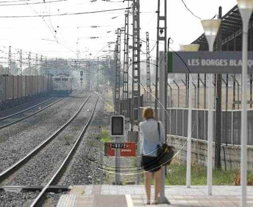 Un incendi en un tren de mercaderies perilloses talla la via a les Borges