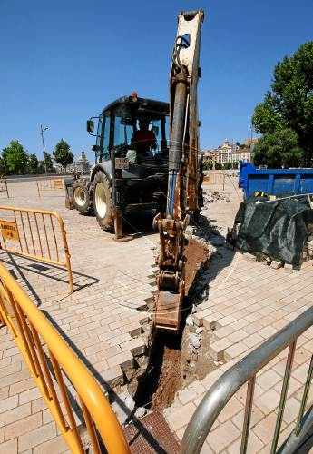 Obres per col·locar 'L'Arbre Paer' a la plaça Bores de Lleida