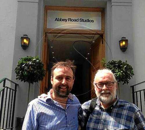 Roger Mas 'treballa' als estudis dels Beatles