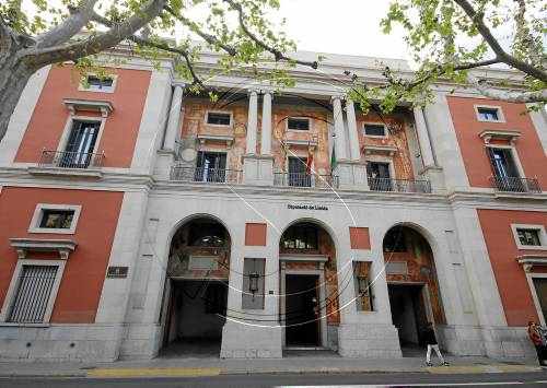 La Diputació anul·la avui 5 càrrecs de confiança i abaixa el sou a 6 electes