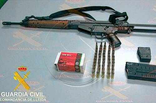 Cau un grup que introduïa rifles ocults per la duana de la Farga