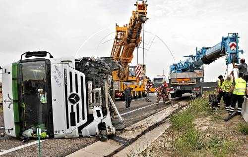 Un camió bolcat talla més de dos hores l'autovia a la Segarra