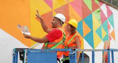 Mural colorista a l'avinguda les Garrigues