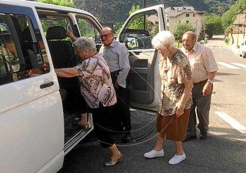 Taxi a la Vall de Boí per facilitar a les persones grans les gestions al Pont