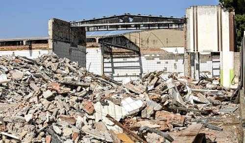 Inicien la demolició de L'Agudana de Cervera al cap de cinc anys de tancar