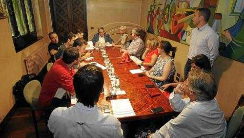 Ros atribueix la protesta pel pacte amb C's a la campanya del 27-S i CiU critica que la ignori