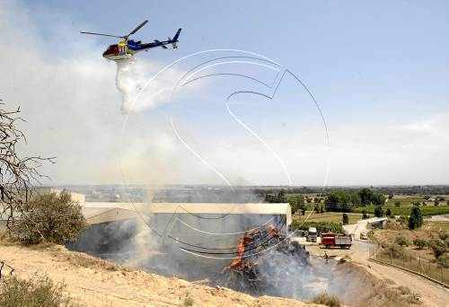 Un incendi calcina alfals a l'exterior d'una nau de Balaguer