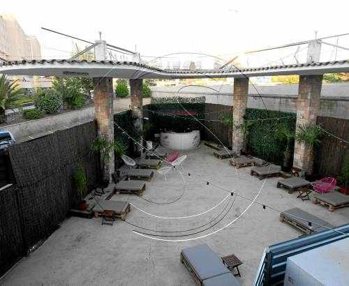 Ordenen tancar la terrassa d'un pub a Cappont
