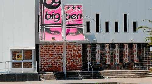 El complex Big Ben, tapiat a l'espera d'un comprador