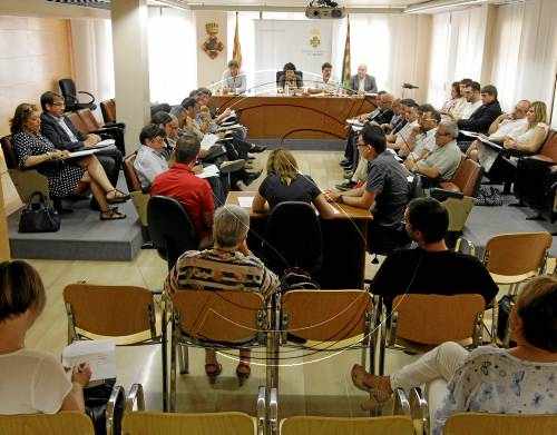 Esbroncada de l'oposició al quedar sense sou mentre Invernón se l'apuja