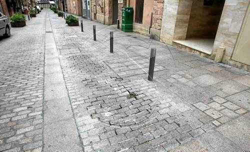 Enèsima reparació de les llambordes de Democràcia