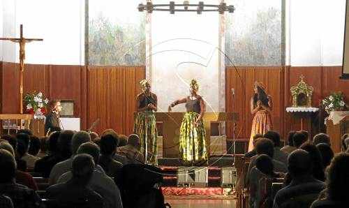 Les Nits a la Fresca d'Alcarràs omplen de gospel l'església amb The Sey Sisters