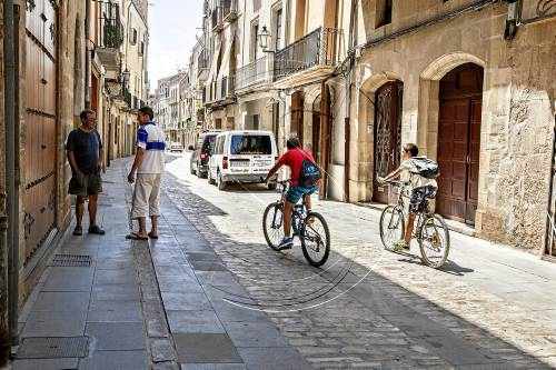Dos nous comerços obriran aquest agost al carrer Major de Cervera