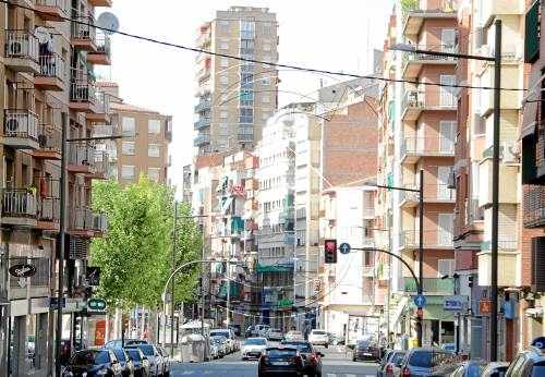 Denunciada la mare d'uns nens que van tirar coses pel balcó