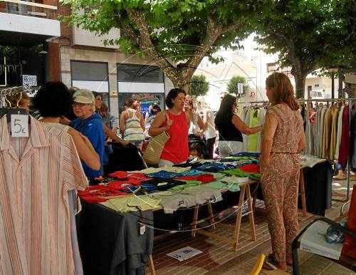 Centenars de visitants al mercat de rebaixes de Balaguer
