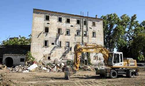 Demolició d'un edifici abandonat a Tarradellas