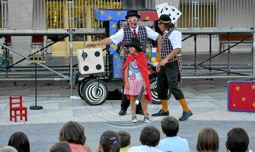 Espectacle dels Hermanos Ronchetti a Mequinensa amb el seu cotxe màgic