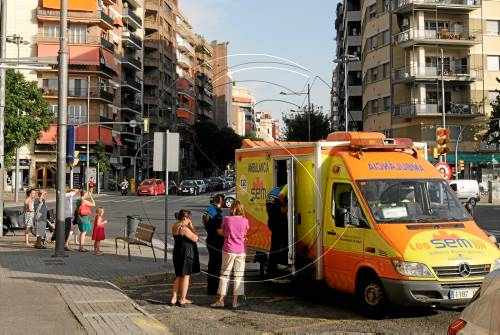 Ferida una adolescent de 16 anys en un atropellament a Rovira Roure