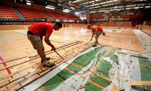 Inicien el canvi de parquet a l'Onze de Setembre
