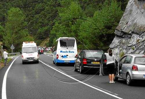 Un mort en un xoc entre un cotxe i un autocar a la Guingueta