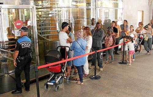 Les cues a l'Oficina d'Atenció Municipal no cessen durant l'agost