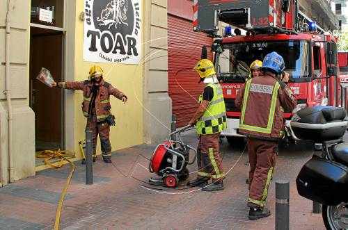Intoxicada a l'inhalar fum en un foc al seu edifici a Vila Antònia