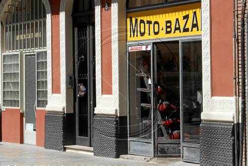 Es talla dos dits amb una serra en un accident en un taller