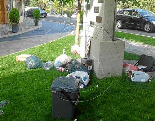 Rialp sancionarà l'amo de La Bruixa d'Or per tirar brossa a la via pública