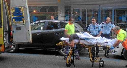 Apareix apunyalat a l'esquena amb un ganivet de cuina a rambla Ferran