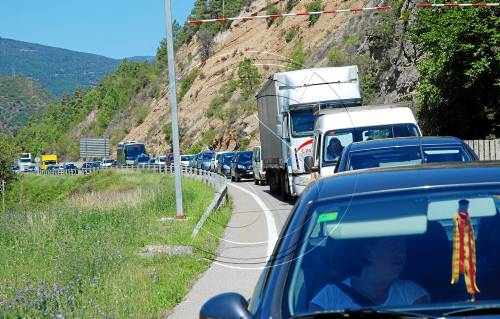 Cues quilomètriques per un xoc amb 4 ferits a la C-14 a Ribera d'Urgellet