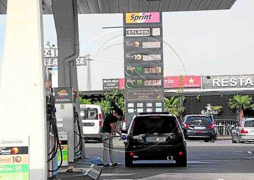 El preu del petroli cau a la meitat en un any mentre els carburants només baixen un 15%