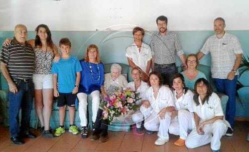 Castellers, pregó i felicitació a una anciana de 104 anys a la Seu d'Urgell