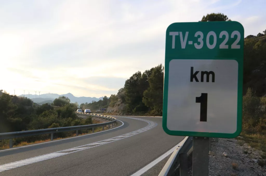 Tres menors d'edat morts després que un cotxe hagi caigut per un barranc i s'hagi incendiat