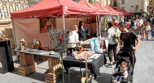 Mercat de productes de disset artistes locals