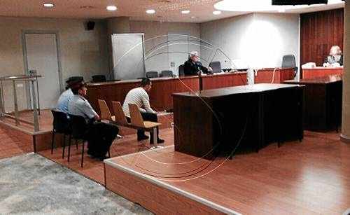 Jutjat per passar una dosi de droga en un altre judici a un imputat